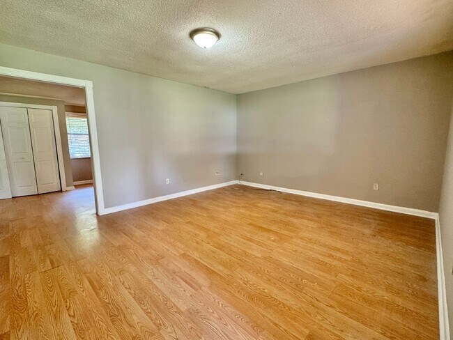 Building Photo - AVAILABLE AUGUST 2025 [PET FRIENDLY]