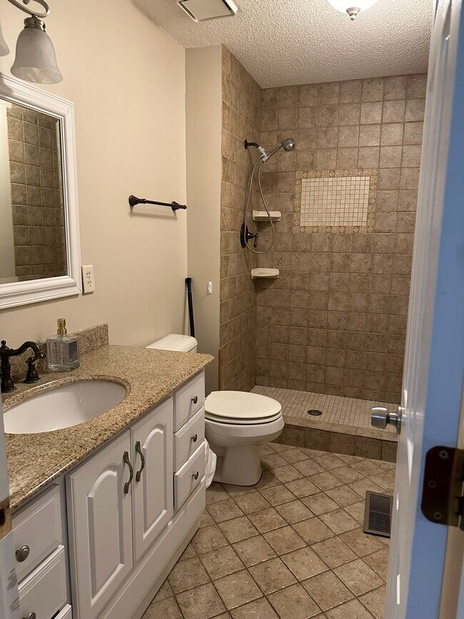 Building Photo - 1657 Helena Rd N