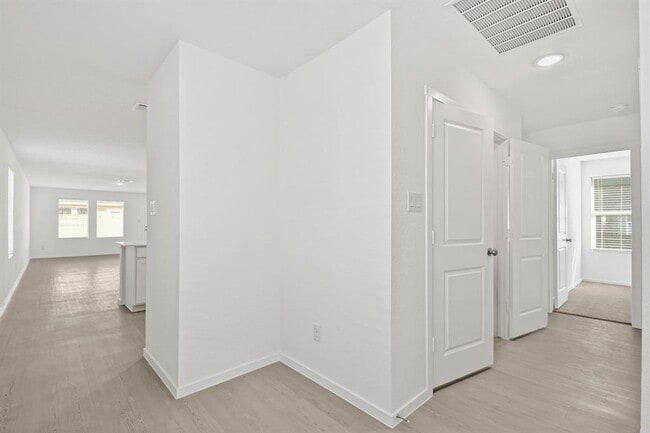 Building Photo - 2413 Legends Crk