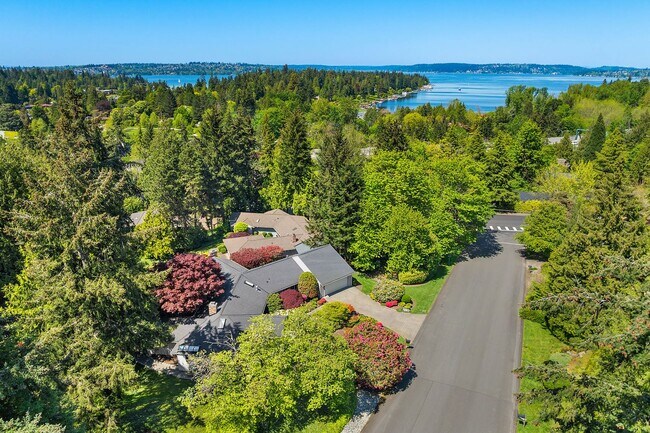 Building Photo - 4Bd/2.5Ba Clyde Hill Home