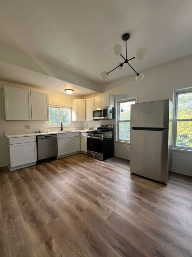 Building Photo - Updated 3-Bedroom Single-Family Home in th...