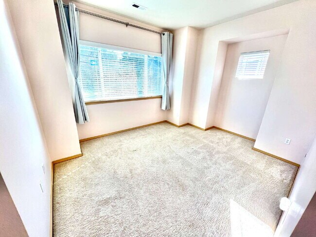 Building Photo - Move-In Ready Puyallup Townhome – Central Location, Easy Commute