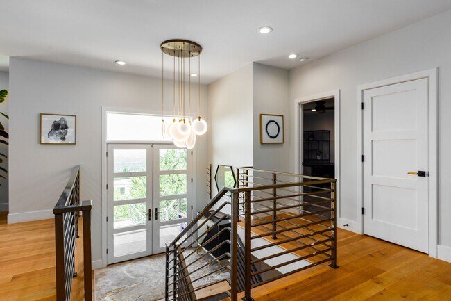 Building Photo - Stunning 5-Bedroom Modern Home with Panora...