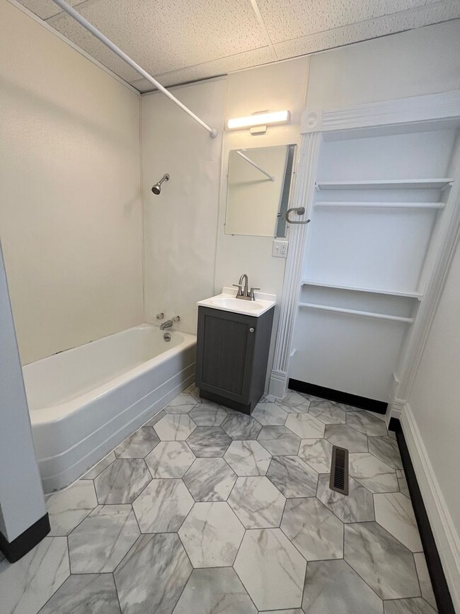 Building Photo - Ranch Style 2 Bed/1 Bath with Fenced in Yard!