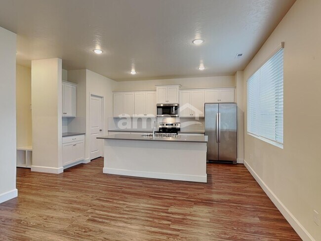 Building Photo - 954 N Barkvine Ave