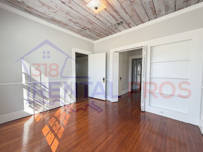 Building Photo - Recently Updated 3 Bedroom House