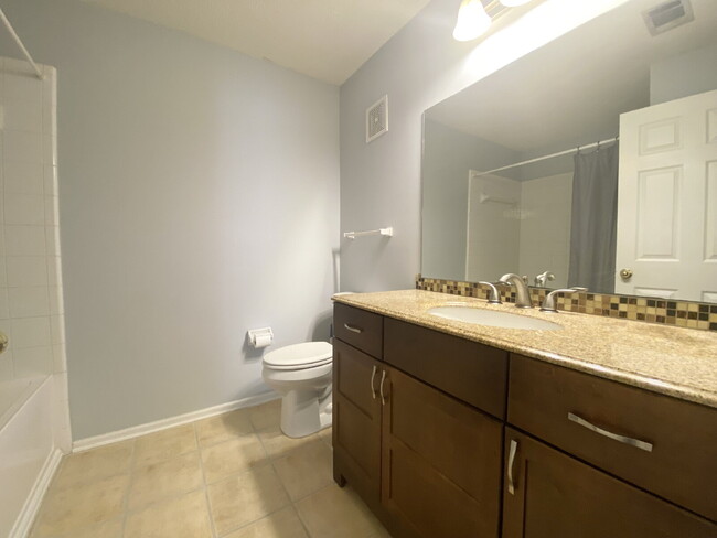 Building Photo - Updated One Bedroom Condo In The Reserve a...