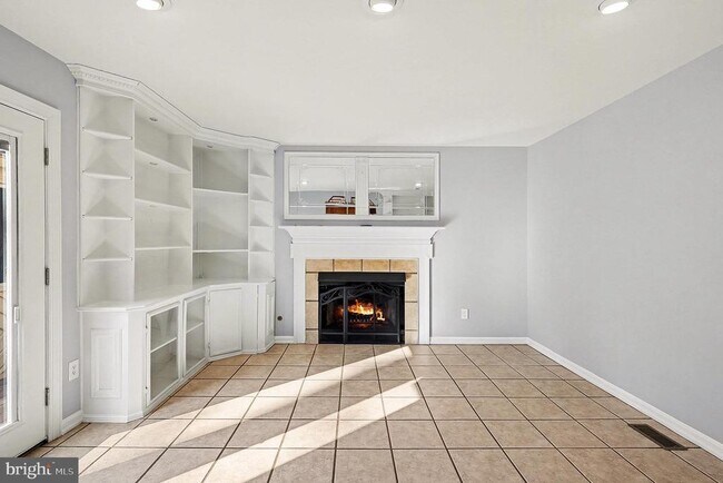 Building Photo - 5819 Stone Ridge Dr