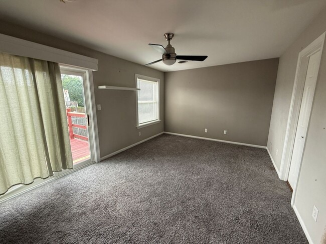 Building Photo - Lovely 3 Bed 2 bath home with vaulted ceiling