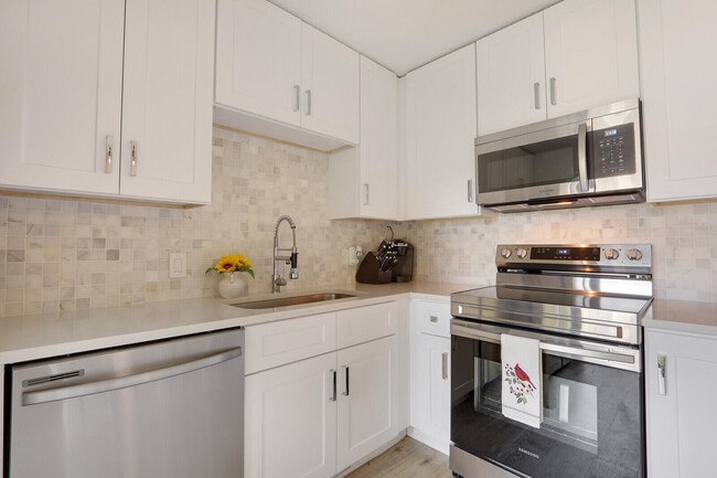 Building Photo - 1614 16th Ln