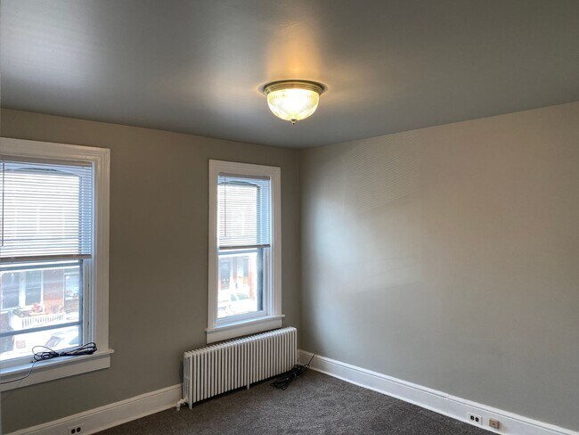 Building Photo - 612 E Chestnut St