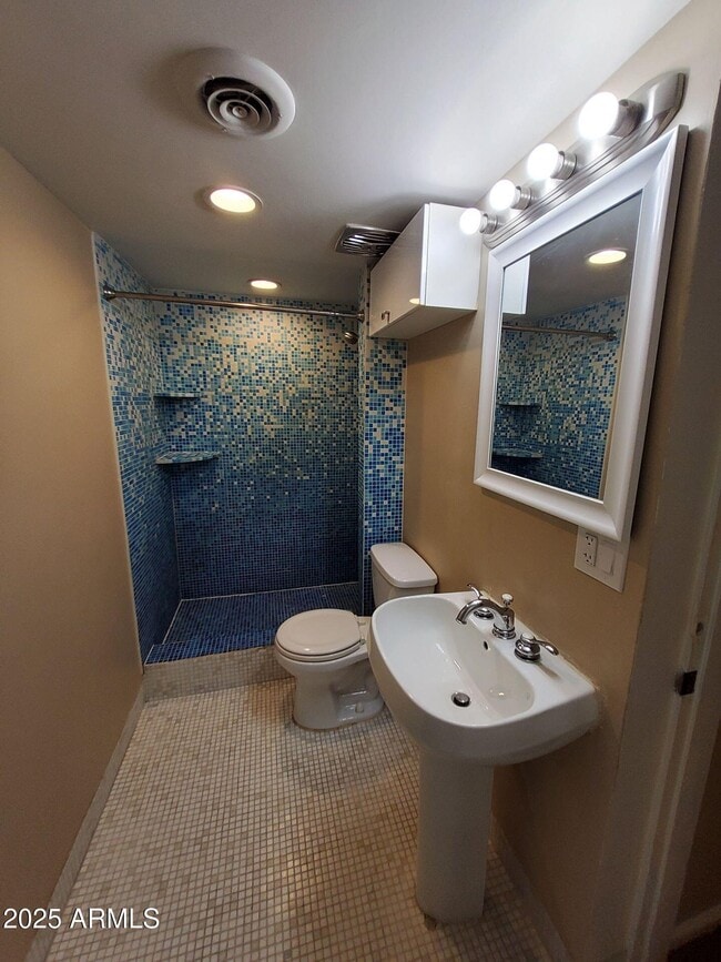 Building Photo - 2225 E Glenrosa Ave