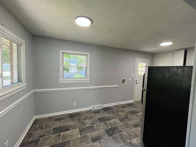 Building Photo - 2321 Stroller Ave