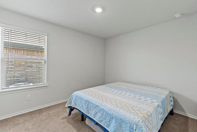 Building Photo - Move-In Ready 3BR/2BA Home with Garage & Private Fenced Yard!