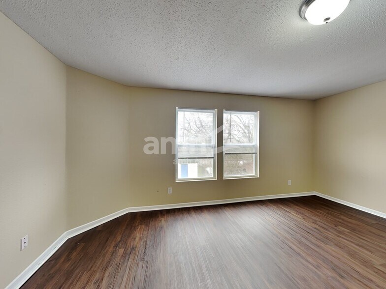 Building Photo - 933 Balto Dr
