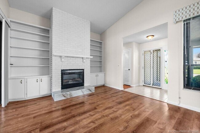 Building Photo - 2386 SW Creekside Dr