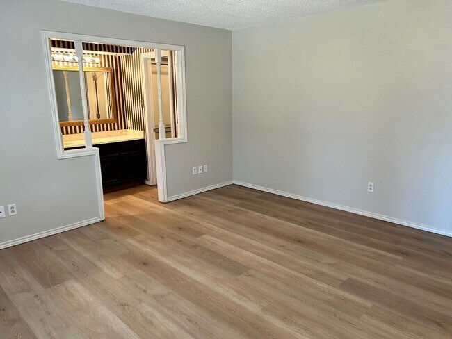 Building Photo - Self Showing - 3 Bedroom 2 bathroom