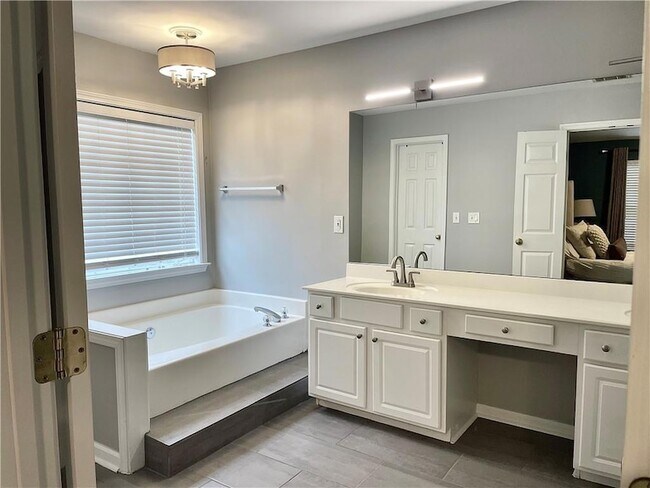 Building Photo - 2584 Alvecot Cir SE