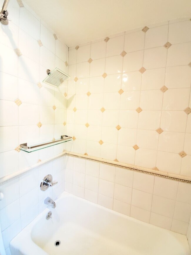 Building Photo - 2745 Summit Dr