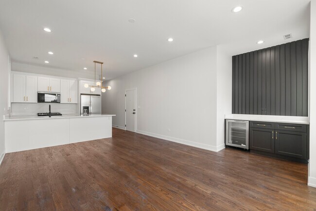 Building Photo - 420 E 50th Pl