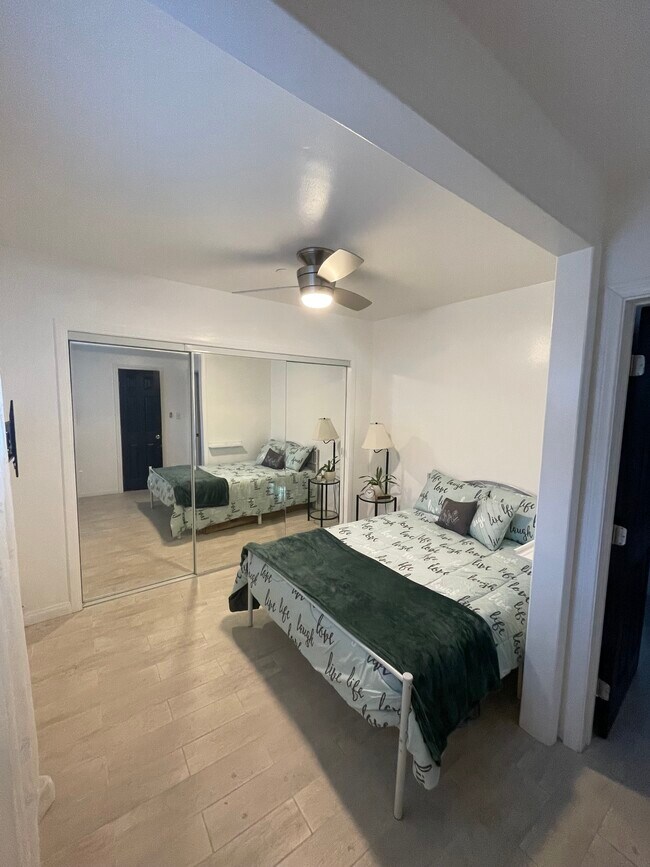 Building Photo - 4374 Overland Ave