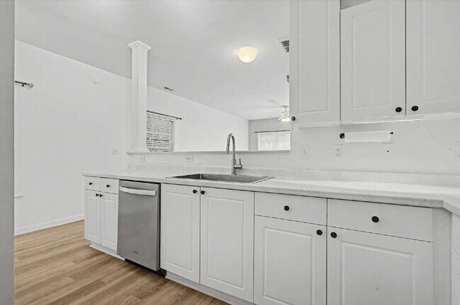 Building Photo - Townhome in Desirable Hedingham Community