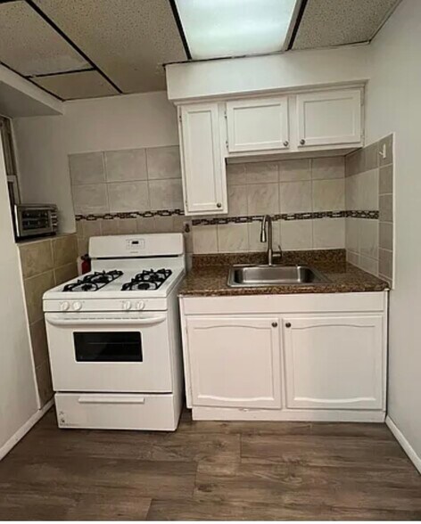 Building Photo - 464 3rd St