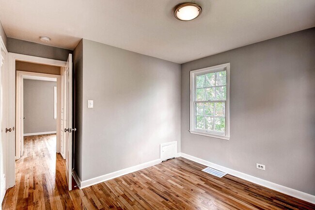 Building Photo - Updated 4-bed, 2-bath home - Blocks from R...