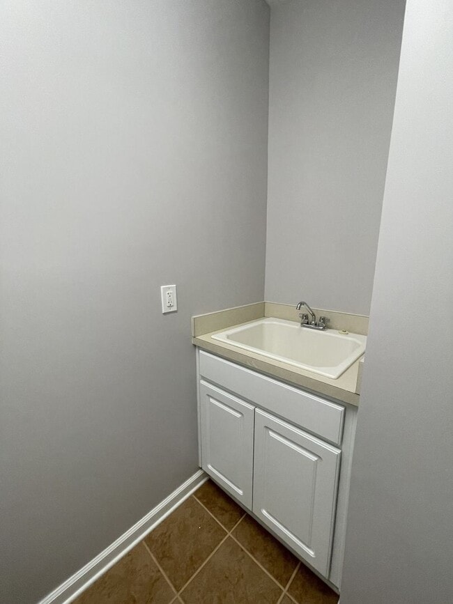 Building Photo - Spectacular 4 Bed 3.5 Bath Townhouse In Br...