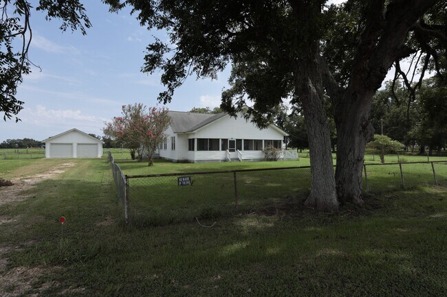 Building Photo - 2389 CR 158