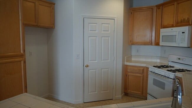 Building Photo - Gorgeous 3 bedroom 2 bathroom home in Sacramento!