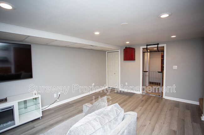 Building Photo - 403 University Blvd