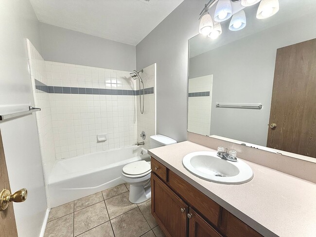 Building Photo - 3 Bedroom Townhome Available March 1