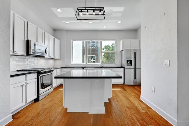 Building Photo - 1412 Waterloo Shore Ln