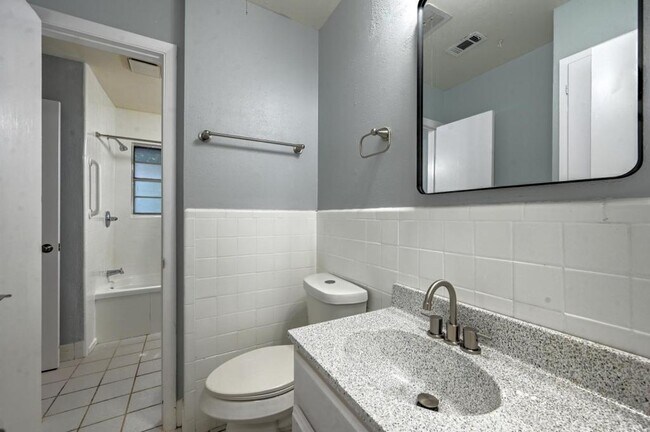 Building Photo - 2138 Lynbrook Ln