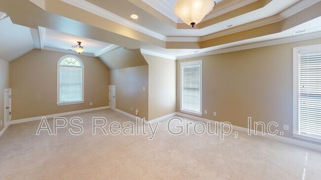 Building Photo - 2140 Rossmore Rd