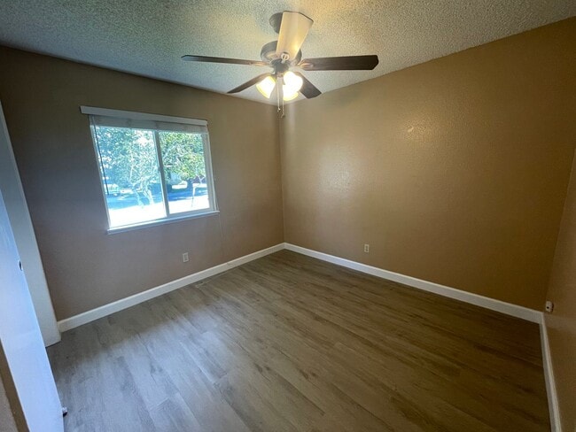 Building Photo - 3233 Nightingale Dr