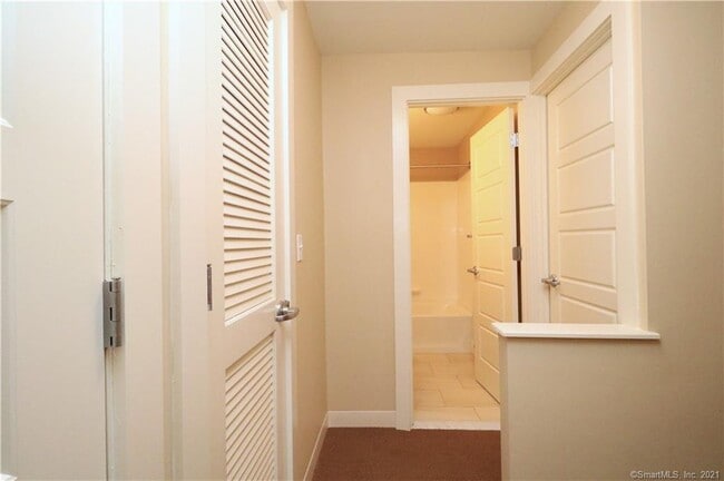 Building Photo - 128 Custer St