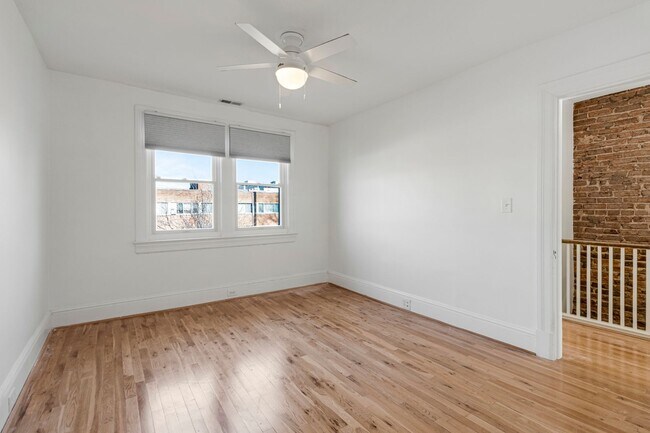 Building Photo - Big and Comfy Townhouse