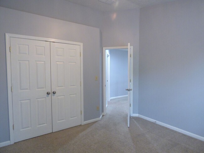 Building Photo - Lovely, Spacious 4 BR House! Vaulted Ceili...