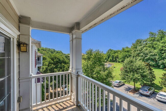 Building Photo - Stylish Condo with Balcony Views in South Nashville
