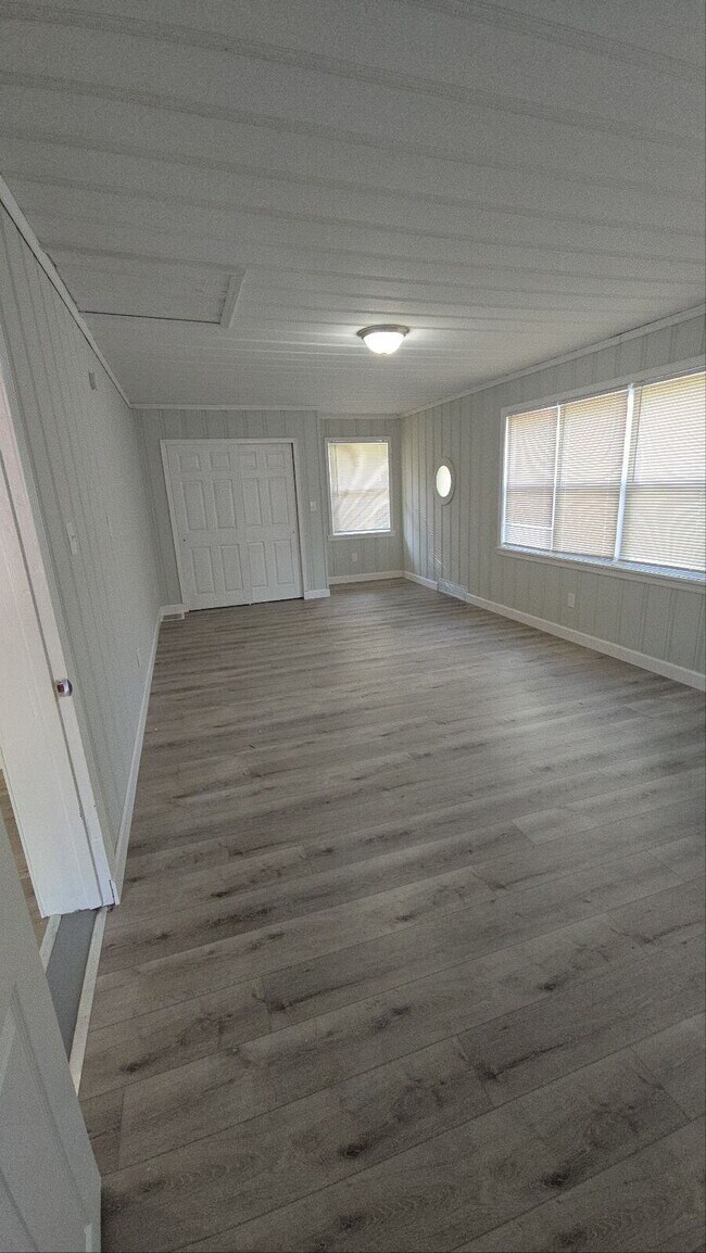 Building Photo - Affordable Comfort in a Great Location — 3...