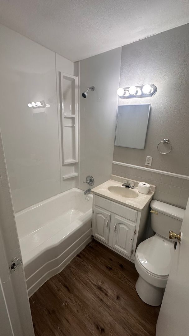 Building Photo - $575 - 1 bed 1 bath Duplex