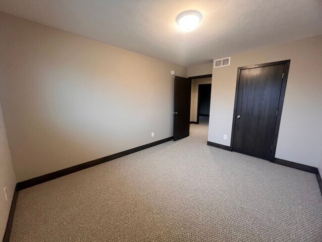 Building Photo - Four Bedroom Duplex in Caledonia!