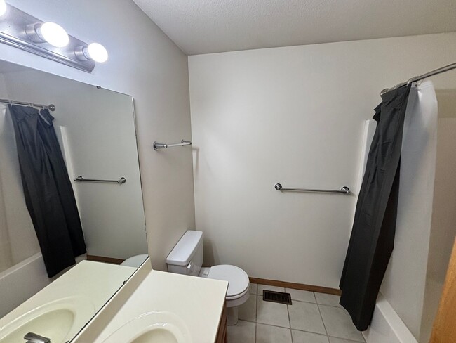 Building Photo - Beautiful 3 bed 3 bath duplex located in quiet neighborhood!