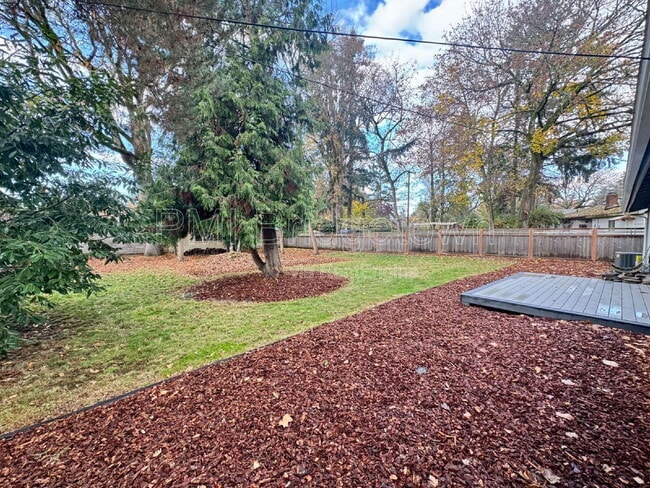 Building Photo - 435 SW Devon Ln