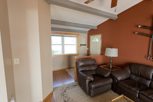 Building Photo - Furnished 2 Bedroom Home for Rent on Lake ...