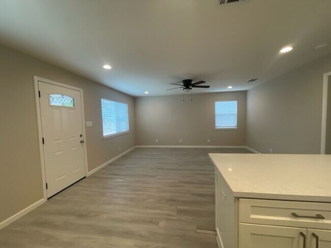 Building Photo - For Rent: Beautifully Updated 3-Bedroom Ho...