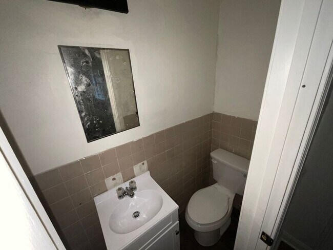 Building Photo - 2835 Comfort St