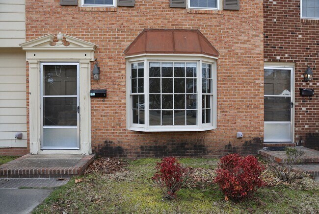 Building Photo - 510 S Vermont St